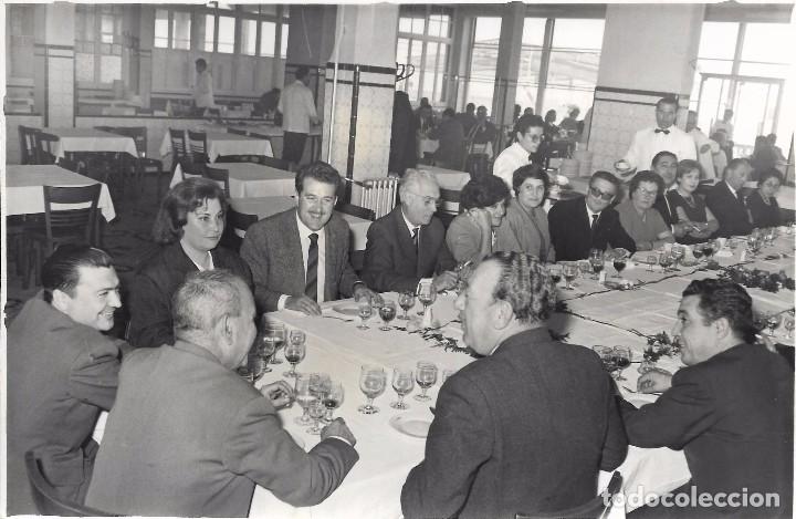 Fotograf&iacute;a antigua: :::: LL162 - FOTOGRAFIA - GRUPO DE AMIGOS EN UNA COMIDA - 17,5 X 11,5 CM.