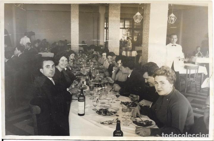 Fotograf&iacute;a antigua: :::: LL163 - FOTOGRAFIA - GRUPO DE AMIGOS EN UNA COMIDA - 17,5 X 11,5 CM.