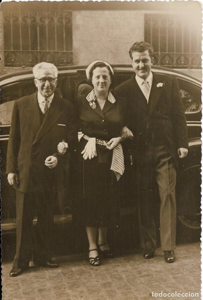 Fotograf&iacute;a antigua: :::: LL169 - FOTOGRAFIA - NOVIO CON SUS PADRES O FAMILIARES - 17,5 X 11,5 CM.