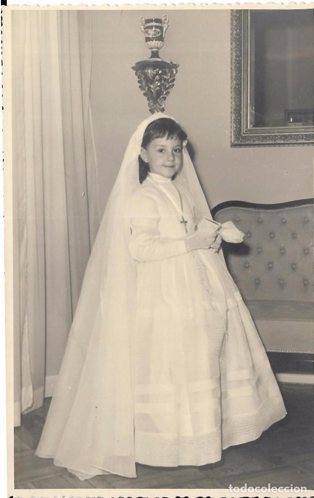 Fotograf&iacute;a antigua: :::: LL230 - FOTOGRAFIA - JOVENCITA DE PRIMERA COMUNION - 17,5 X 11,5 CM.