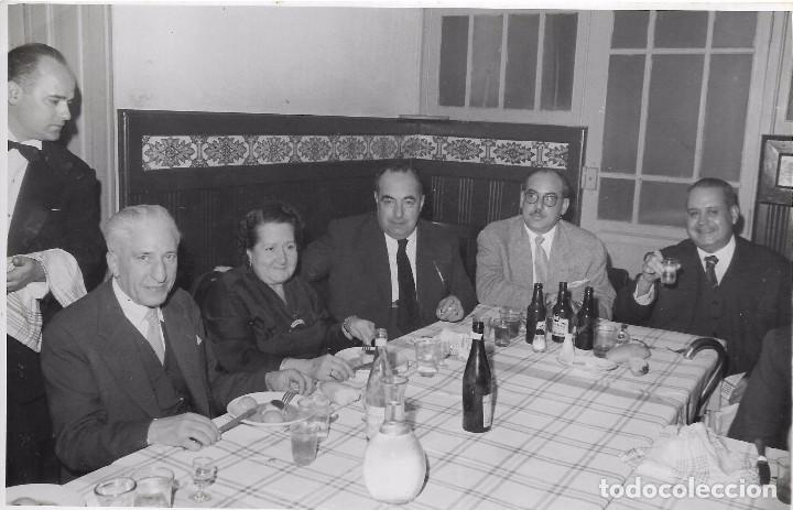 Fotograf&iacute;a antigua: :::: LL174 - FOTOGRAFIA - GRUPO DE AMIGOS EN UNA REUNION - 17,5 X 11,5 CM.