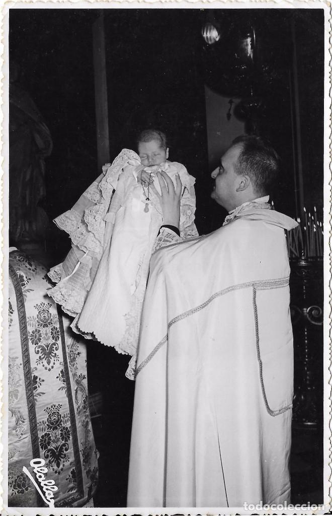 Fotograf&iacute;a antigua: :::: LL180 - FOTOGRAFIA - SACERDOTE CON UN NI&Ntilde;ITO EN BRAZOS - 18 X 11,5 CM.