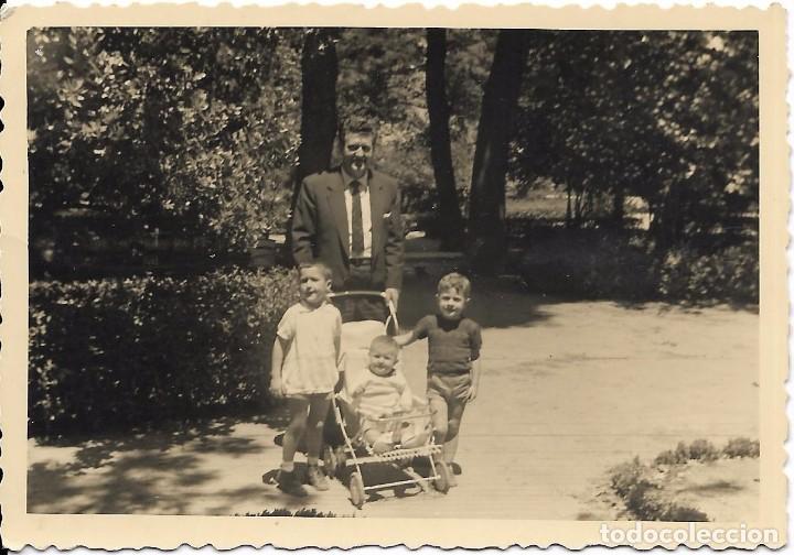 Fotograf&iacute;a antigua: ** AN542 - FOTOGRAFIA - SE&Ntilde;OR CON TRES NI&Ntilde;ITOS