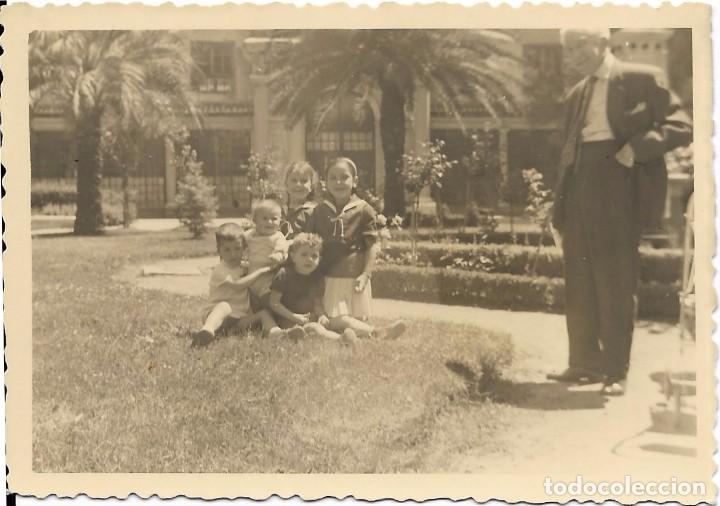Fotograf&iacute;a antigua: ** AN543 - FOTOGRAFIA - GRUPO DE NI&Ntilde;ITOS EN UN PARQUE