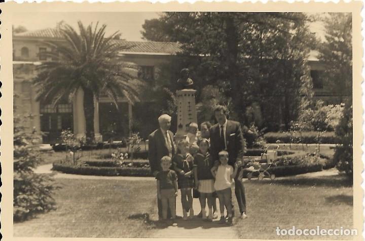 Fotograf&iacute;a antigua: ** AN544 - FOTOGRAFIA - GRUPO DE NI&Ntilde;ITOS CON DOS SE&Ntilde;ORES