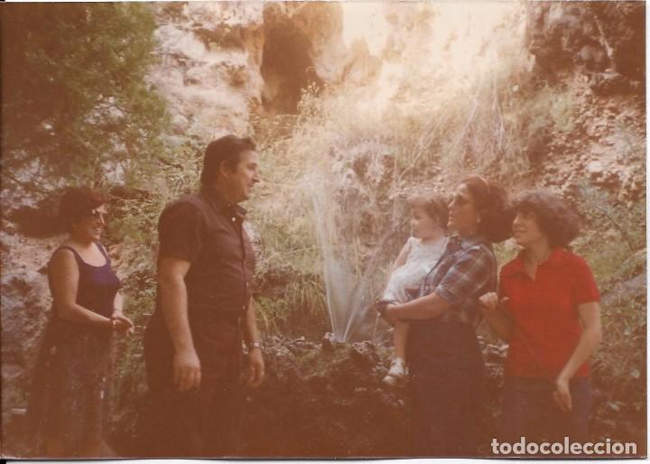 Fotograf&iacute;a antigua: ** AN392 - FOTOGRAFIA - GRUPO DE AMIGOS EN UN BONITO PAISAJE