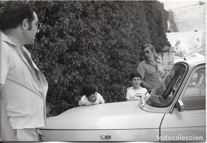 Fotograf&iacute;a antigua: ** AN395 - FOTOGRAFIA - DOS HOMBRES Y DOS NI&Ntilde;OS JUNTO A UN COCHE
