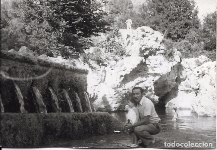 Fotograf&iacute;a antigua: ** AN398 - FOTOGRAFIA - SE&Ntilde;OR Y NI&Ntilde;ITA JUNTO A UNA FUENTE