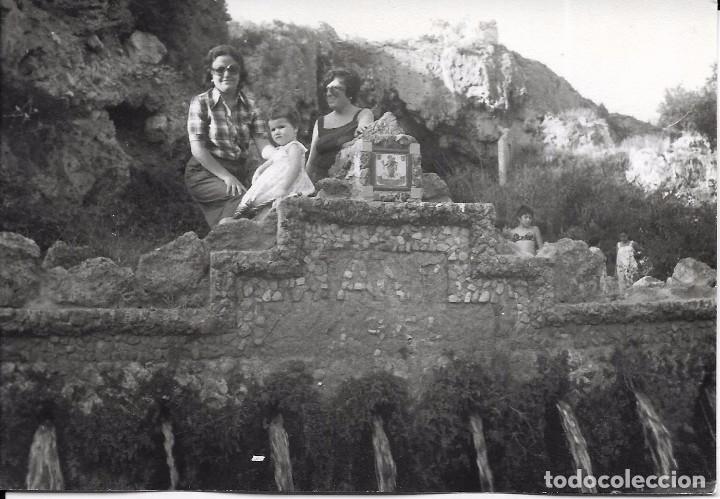 Fotograf&iacute;a antigua: ** AN603 - FOTOGRAFIA - DOS SE&Ntilde;ORAS CON UNA NI&Ntilde;ITA EN UN BONITO PAISAJE