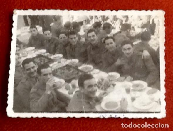 Fotografia antica: FOTO DE SOLDADOS. COMILONA. A&Ntilde;OS 50 . ENVIO INCLUIDO EN EL PRECIO.