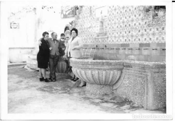 Fotograf&iacute;a antigua: ** AN608 - FOTOGRAFIA - GRUPO DE AMIGOS JUNTO A UNA FUENTE