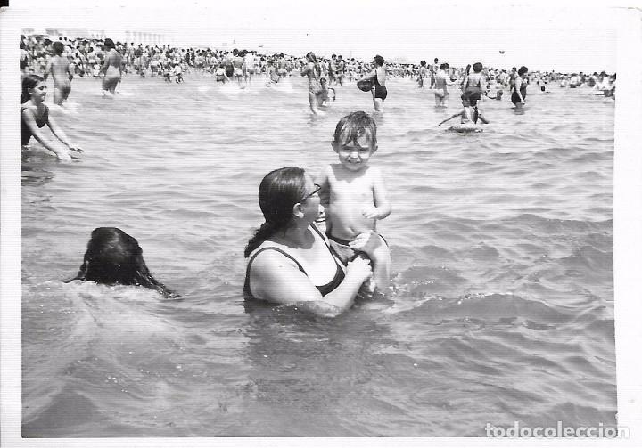 Alte Fotografie: ** AN571 - FOTOGRAFIA - SE&Ntilde;ORA CON SU NI&Ntilde;O TOMANDO EL BA&Ntilde;O EN LA PLAYA