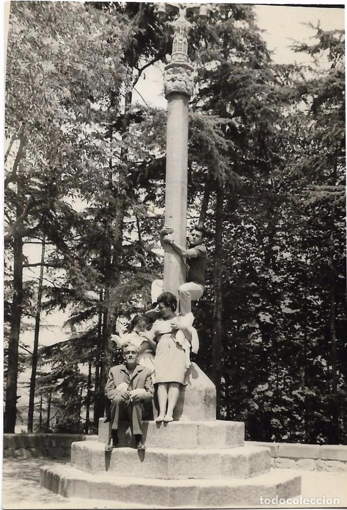 Alte Fotografie: ** AN575 - FOTOGRAFIA - FAMILIA JUNTO A UN MONUMENTO