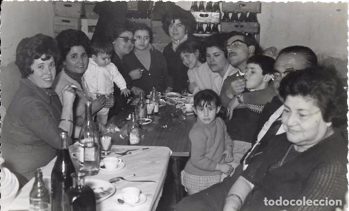Fotograf&iacute;a antigua: ** AN629 - FOTOGRAFIA - GRUPO DE AMIGOS EN UNA COMIDA