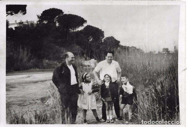 Fotograf&iacute;a antigua: ** AN631 - FOTOGRAFIA - DOS SE&Ntilde;ORES CON TRES NI&Ntilde;OS EN EL CAMPO