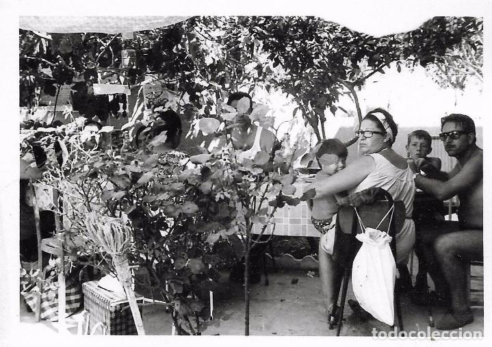 Fotograf&iacute;a antigua: ** AN714 - FOTOGRAFIA - GRUPO DE AMIGOS EN UNA COMIDA