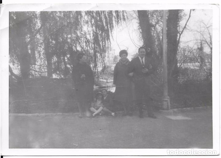 Alte Fotografie: ** AN645 - FOTOGRAFIA - FAMILIA EN UN PARQUE