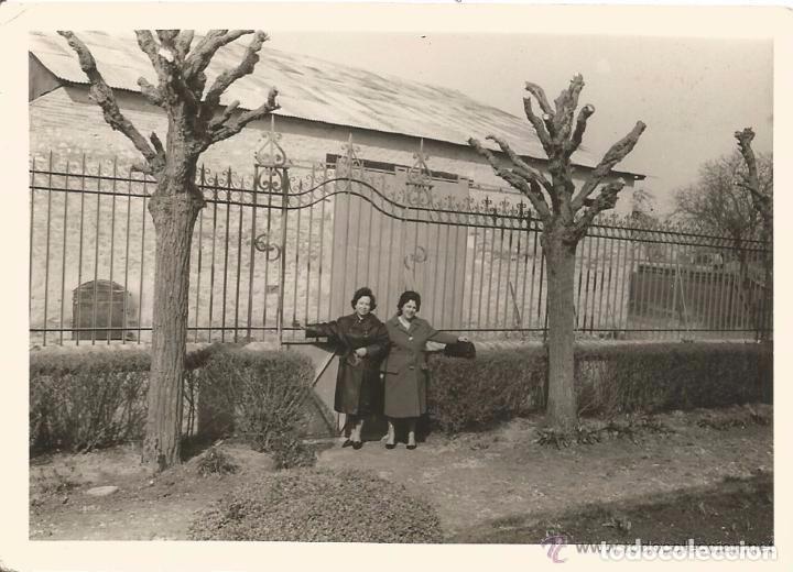 Alte Fotografie: *** QA237 - FOTOGRAFIA - DOS AMIGAS JUNTO A UNA VERJA