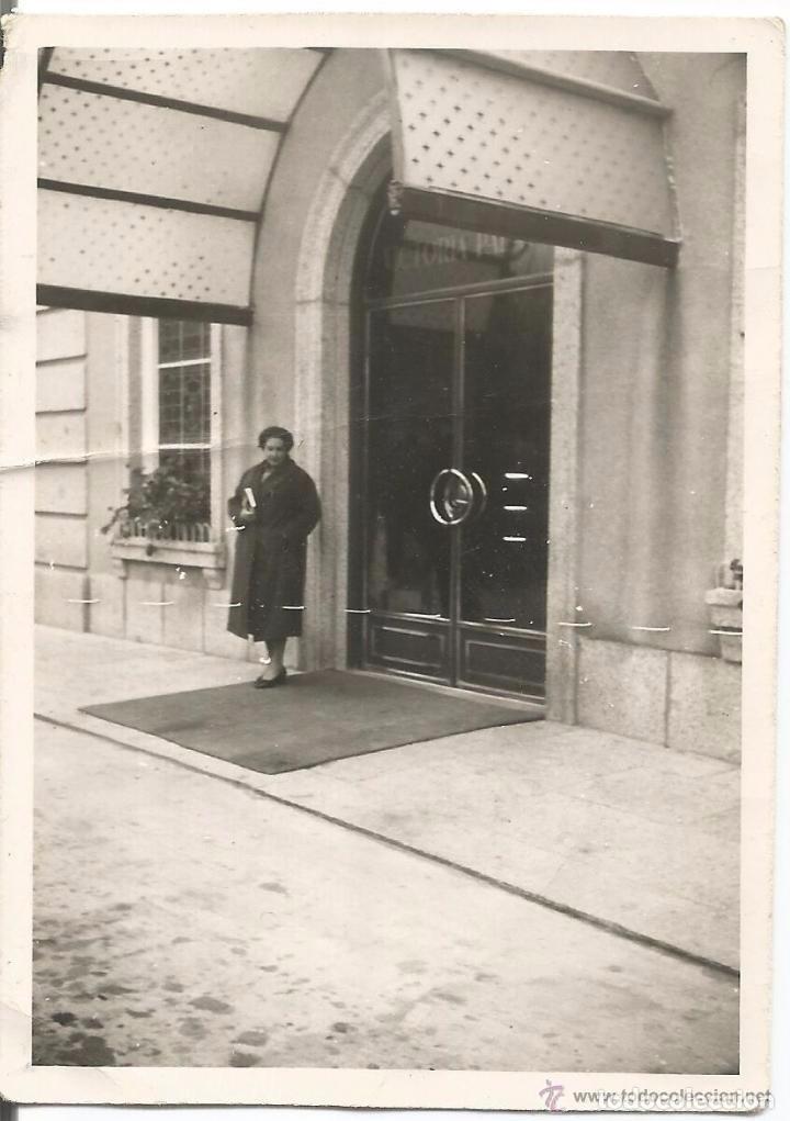 Alte Fotografie: :::: HH797 - FOTOGRAFIA - SE&Ntilde;ORA EN LA PUERTA DEL HOTEL VICTORIA ESCORIAL - 1949