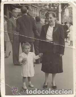 Alte Fotografie: ** D854 - FOTOGRAFIA - SE&Ntilde;ORA CON NI&Ntilde;A DE LA MANO - 8,5 X 7 CM.