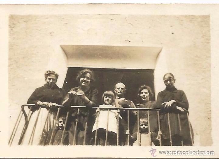 Alte Fotografie: ** FP104 - FOTOGRAFIA PEQUE&Ntilde;O FORMATO - GRUPO DE AMIGOS EN UN BALCON - 7 X 4,5 CM.