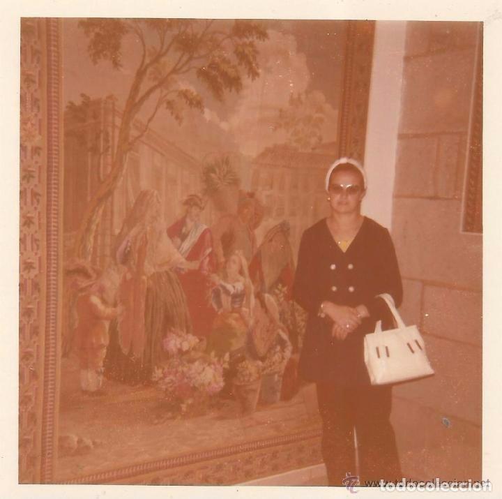 Alte Fotografie: ** V443 - FOTOGRAFIA - SE&Ntilde;ORA JUNTO A UN GRAN CUADRO