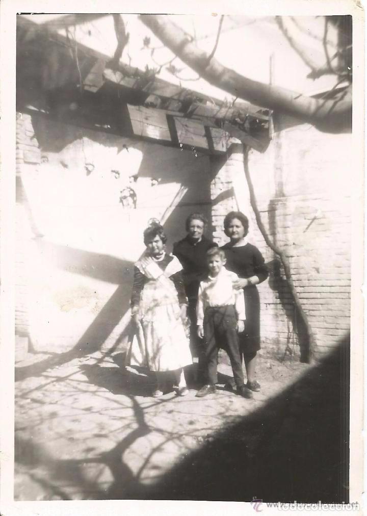 Fotograf&iacute;a antigua: :::: J36 - FOTOGRAFIA - JOVEN FALLERA CON SU FAMILIA