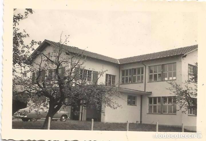 Fotografia antiga: :::: T795 - FOTOGRAFIA - PAISAJE - CASA CON UN COCHE APARCADO DELANTE