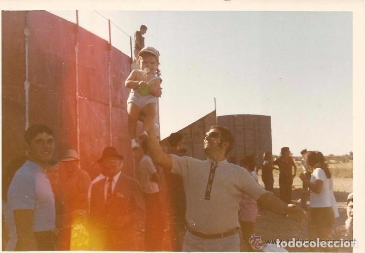 Fotografia antiga: *** QA641 - FOTOGRAFIA - SE&Ntilde;OR LEVANTANDO A UN BEB&Eacute; CON UNA MANO