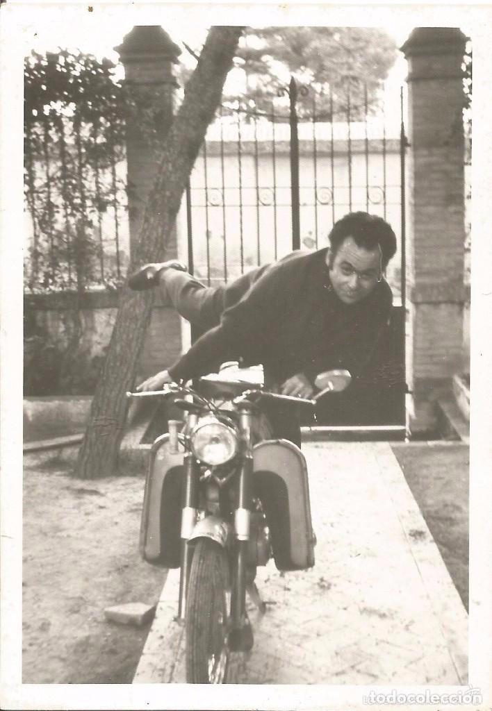 Fotografia antiga: *** QA177 - FOTOGRAFIA - SE&Ntilde;OR HACIENDO PIRUETAS SOBRE UNA MOTO