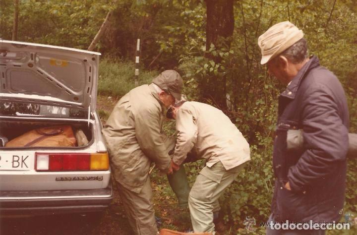 Fotografia antiga: ** PP495 - FOTOGRAFIA - PESCADORES JUNTO A UN COCHE PONIENDOSE LAS BOTAS