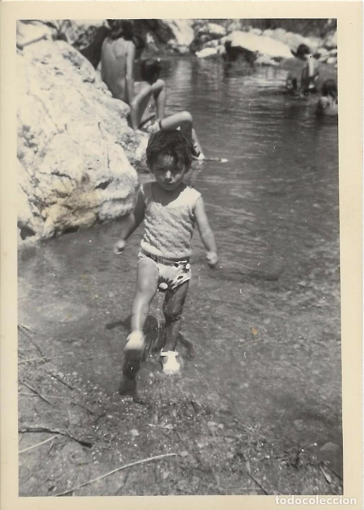 Fotografia antiga: ** AN648 - FOTOGRAFIA - NI&Ntilde;ITO MOJANDOSE LOS PIES