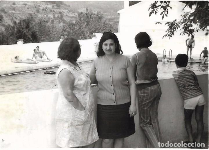 Fotografia antiga: ** AN736 - FOTOGRAFIA - AMIGAS JUNTO A UNA PISCINA