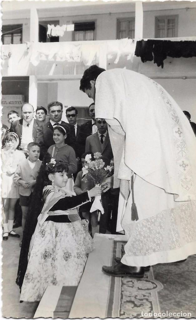 Fotografia antiga: ** AN667 - FOTOGRAFIA - FALLERITA ENTREGANDO UN RAMO DE FLORES A UN SACERDOTE - 1964