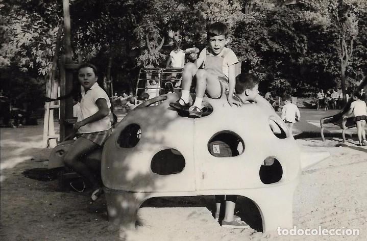 Fotografia antiga: ** AN742 - FOTOGRAFIA - JOVENCITOS EN UN PARQUE