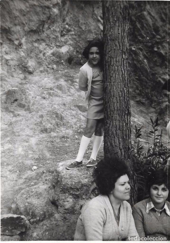 Fotografia antiga: ** AN744 - FOTOGRAFIA - JOVENCITA JUNTO A UN ARBOL