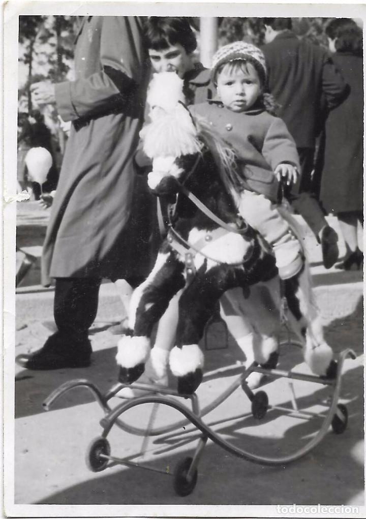 Fotograf&iacute;a antigua: *** AN753 - FOTOGRAFIA - NI&Ntilde;ITA MONTADA EN UN CABALLITO BALANCIN