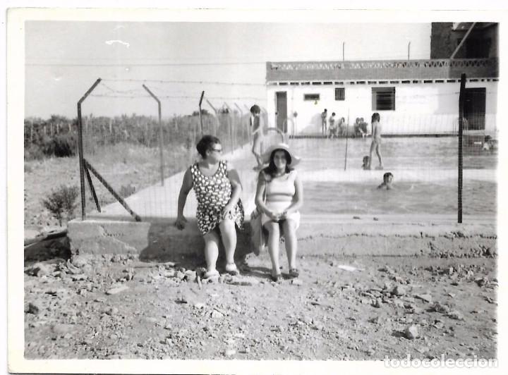 Fotograf&iacute;a antigua: ** AN763 - FOTOGRAFIA - AMIGAS SENTADAS AL BORDE DE UNA PISCINA