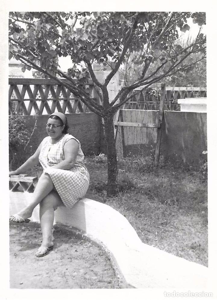 Fotograf&iacute;a antigua: ** AN672 - FOTOGRAFIA - SE&Ntilde;ORA SENTADA EN UN PATIO O JARDIN