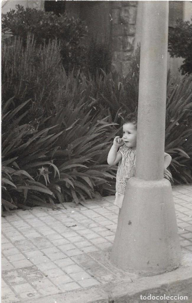 Fotograf&iacute;a antigua: ** AN686 - FOTOGRAFIA - NI&Ntilde;ITA AGARRADA A UNA FAROLA