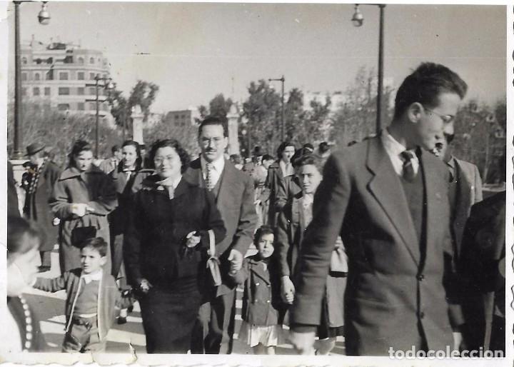 Fotograf&iacute;a antigua: ** AN793 - FOTOGRAFIA - GRUPO DE GENTE DE PASEO