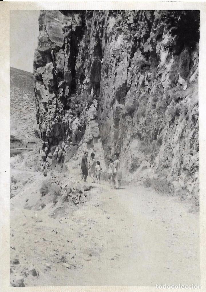 Fotografia antica: ** AN800 - FOTOGRAFIA - GRUPO DE GENTE JUNTO A UNA MONTA&Ntilde;A