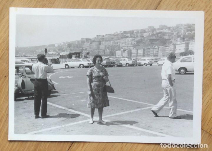 Fotograf&iacute;a antigua: VESPA Y COCHES ANTIGUOS