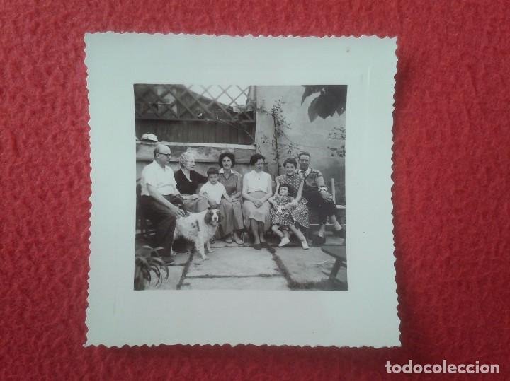 Fotograf&iacute;a antigua: ANTIGUA FOTO FOTOGRAF&Iacute;A PHOTO GRUPO DE PERSONAS SENTADAS EN PATIO O SIMILAR CON PERRO DOG VER IM&Aacute;GEN