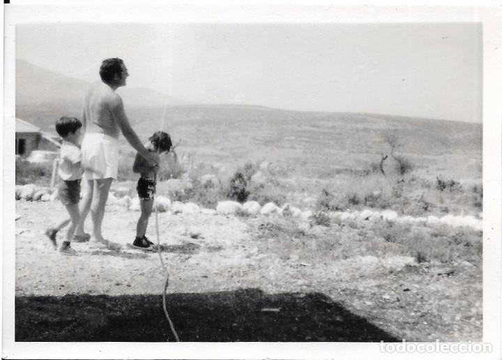 Alte Fotografie: ** T42 - FOTOGRAFIA - SE&Ntilde;OR CON DOS NI&Ntilde;ITOS EN EL CAMPO