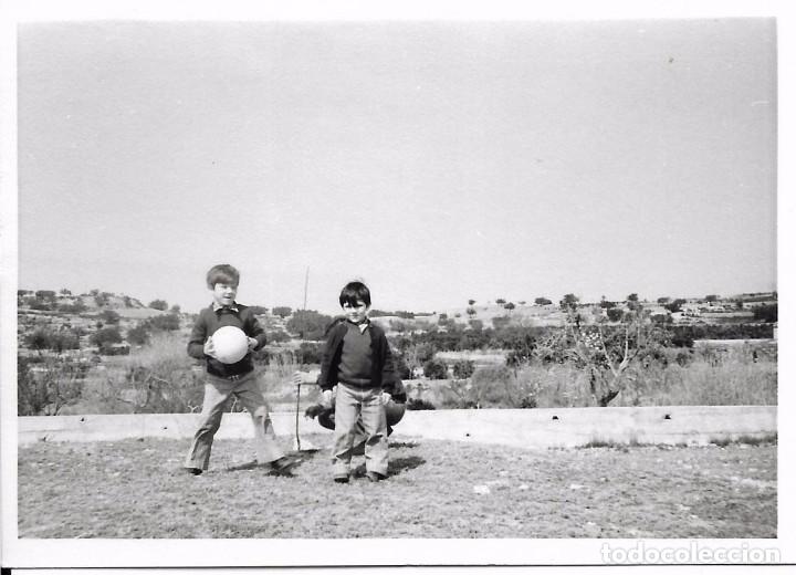 Alte Fotografie: ** T76 - FOTOGRAFIA - DOS NI&Ntilde;OS JUGANDO A LA PELOTA