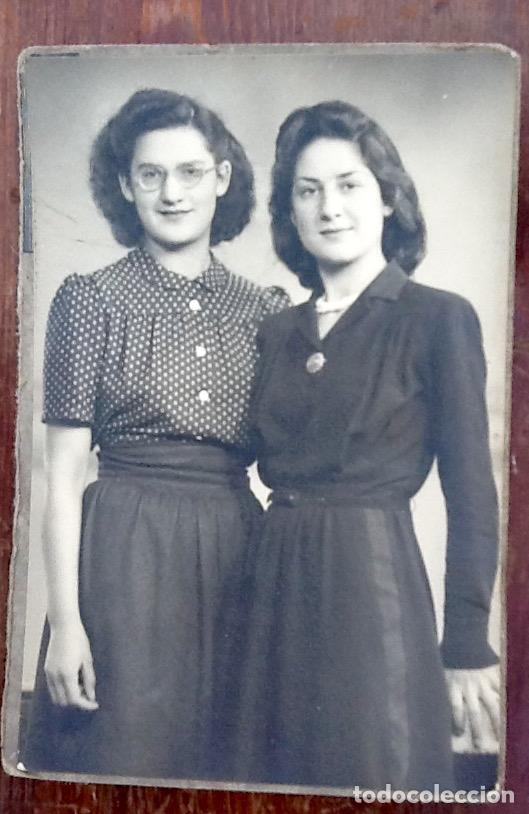 Fotograf&iacute;a antigua: FOTO PAREJA MUJERES A&Ntilde;OS 40. ENVIO INCLUIDO EN EL PRECIO.