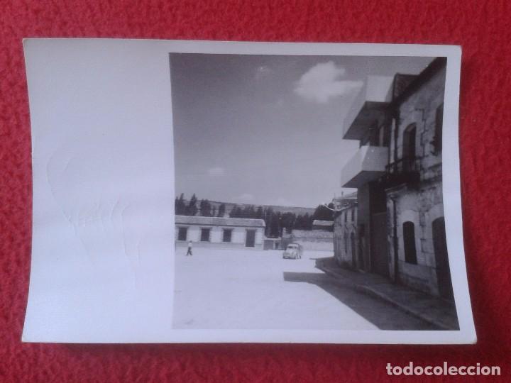 Fotograf&iacute;a antigua: FOTO FOTOGRAF&Iacute;A PHOTO PLAZA DE PUEBLO O SIMILAR AL FONDO COCHE ANTIGUO CITROEN 2 CABALLOS 2CV ? VER
