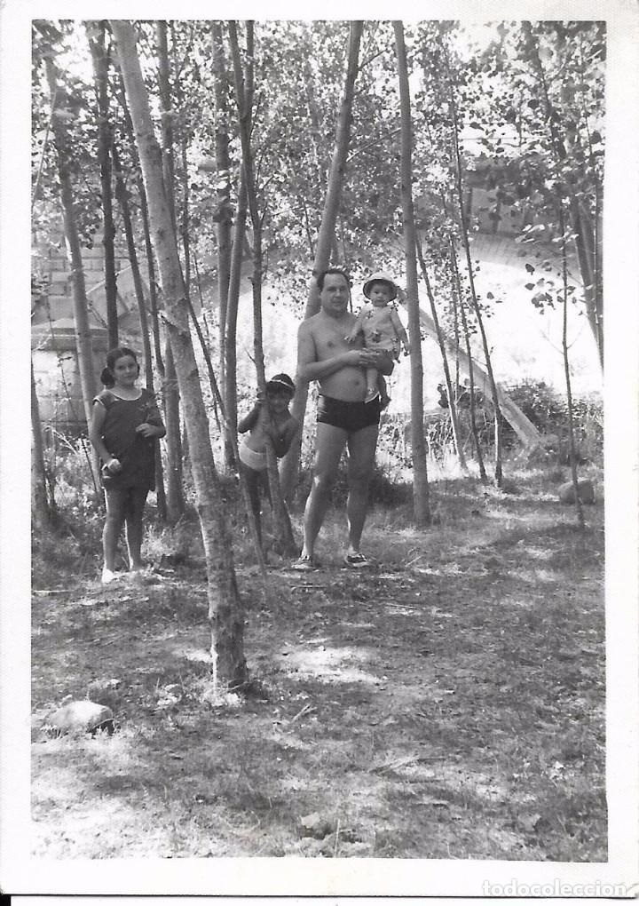 Alte Fotografie: ** T340 - FOTOGRAFIA - SE&Ntilde;OR CON TRES JOVENCITOS EN EL BOSQUE