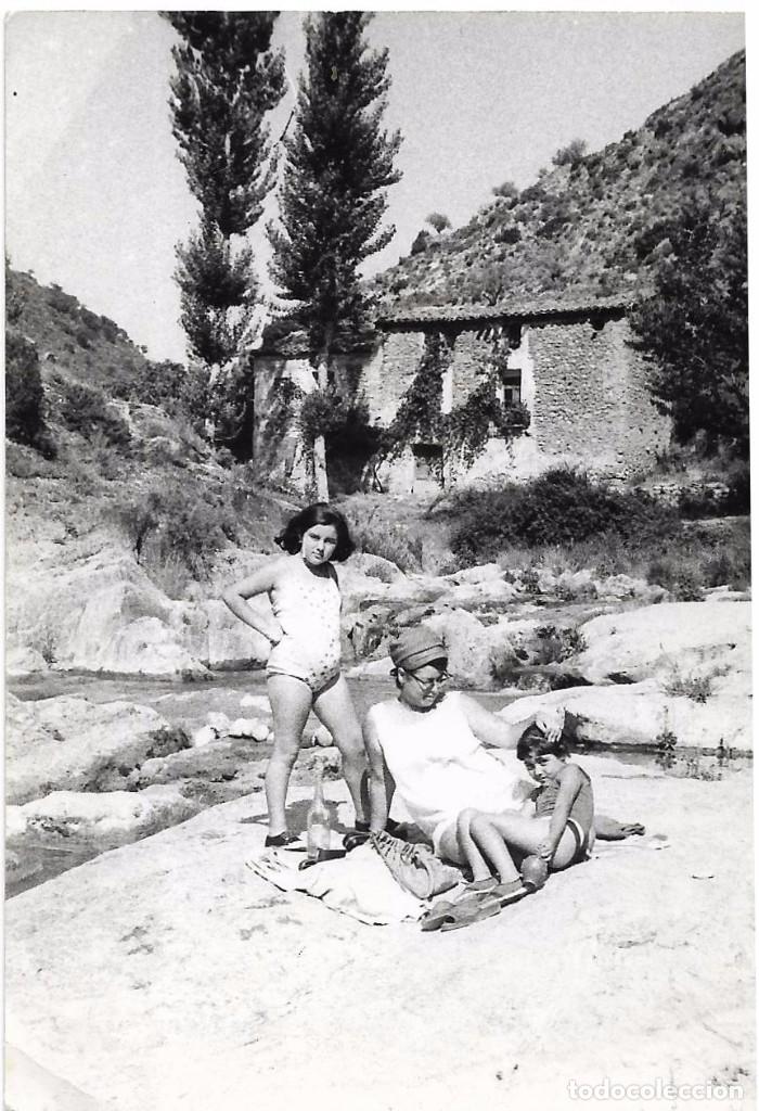Alte Fotografie: :::: T343 - FOTOGRAFIA - SE&Ntilde;ORA CON DOS NI&Ntilde;AS EN UN BONITO PAISAJE